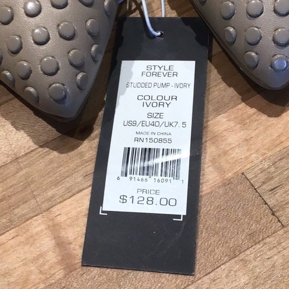 French Connection  Forever Studded Pump Ivory 3.5” heel. Size 9 NWT - Picture 6 of 6